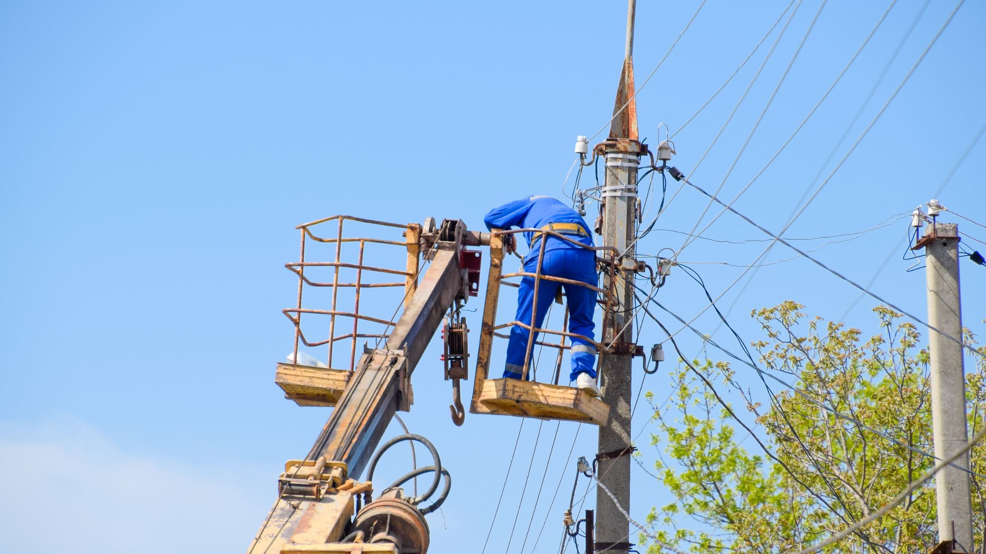 Safety measures for electrical storms in Toronto and Mississauga, guided by our electricians.