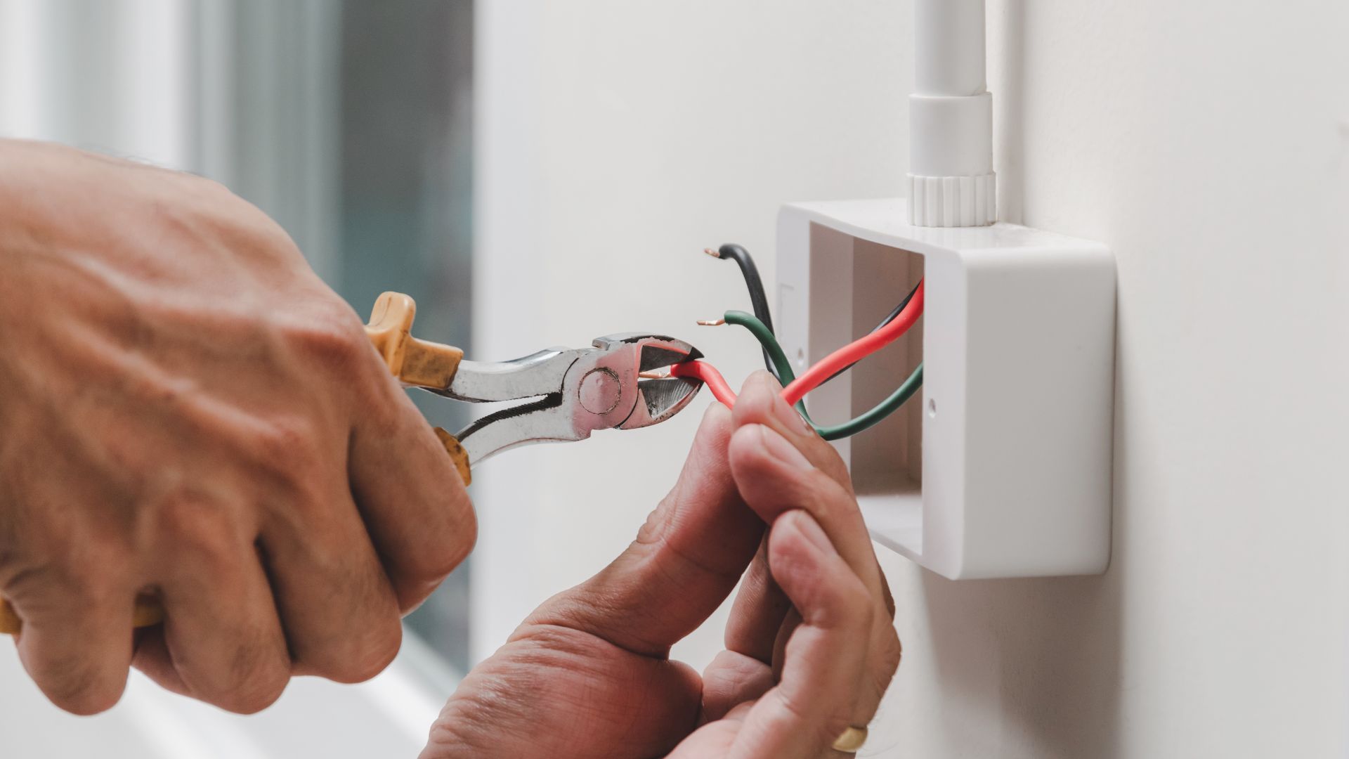 Electricians' Outlet and Plug Installation and Replacement Services