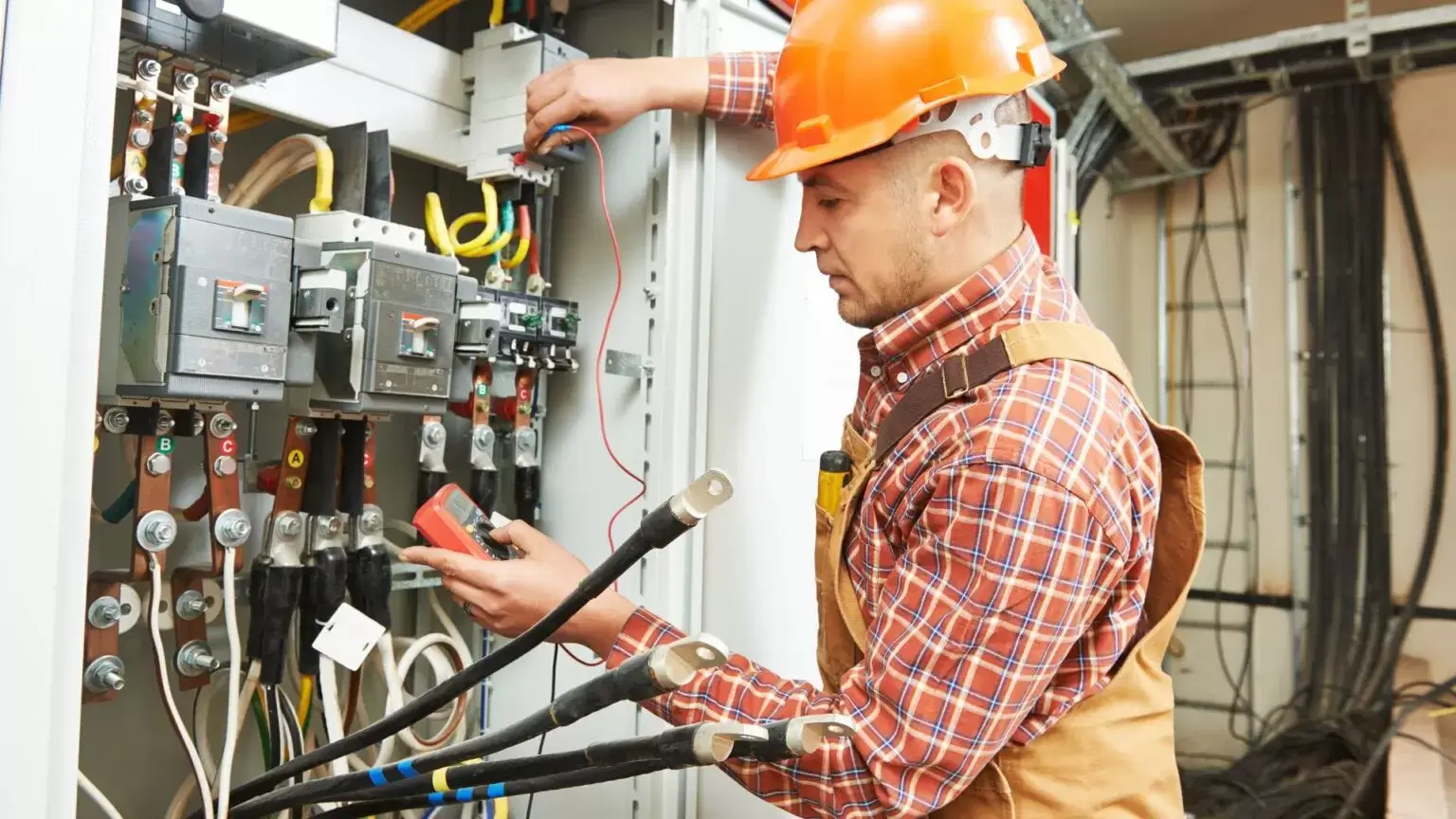 Diagnosing Common Electrical Issues: Troubleshooting Expertise by Electricians