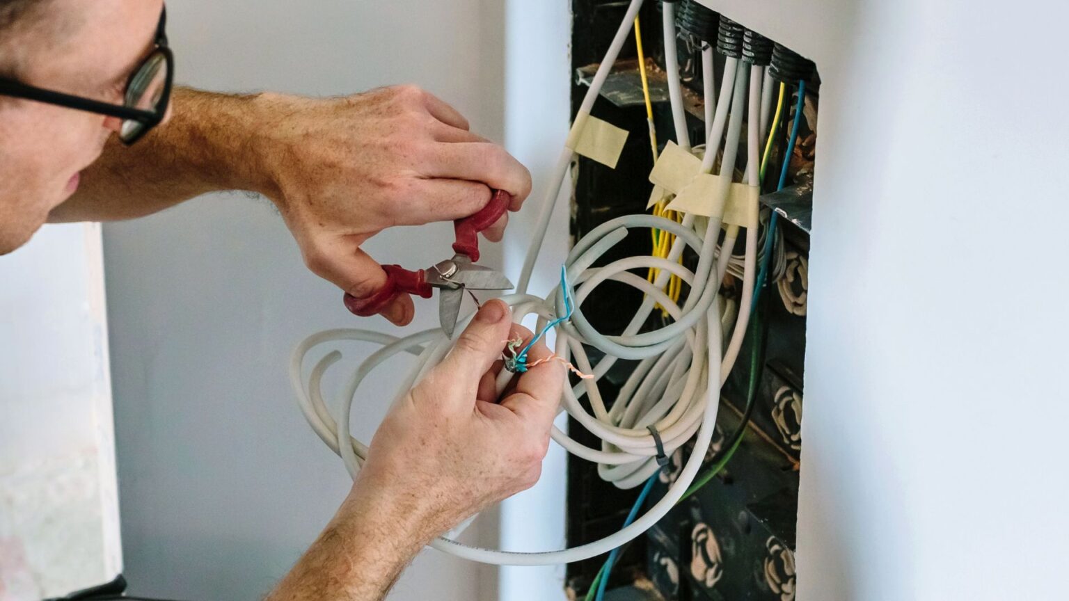 Benefits of Seeking Professional Assistance from Electricians: Expert Electrical Services